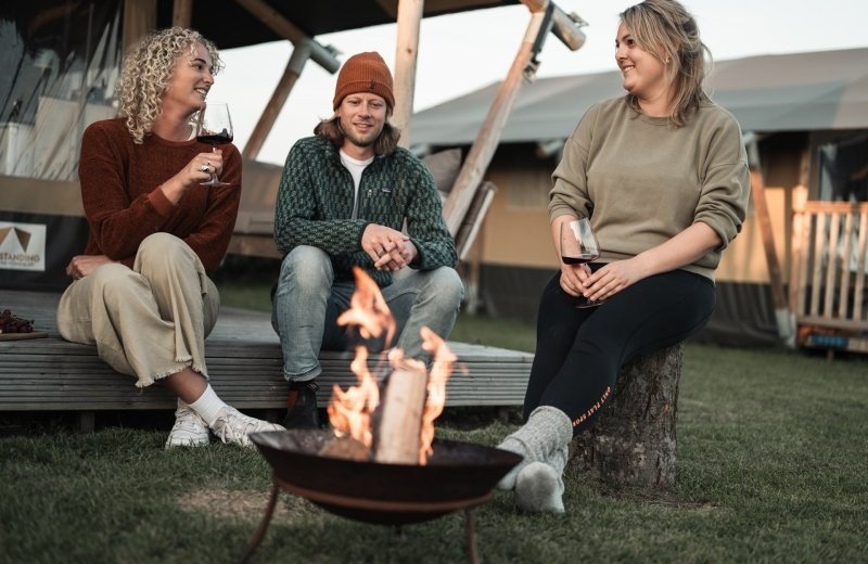 Camping hazenoord borrel met vrienden bij het kampvuur