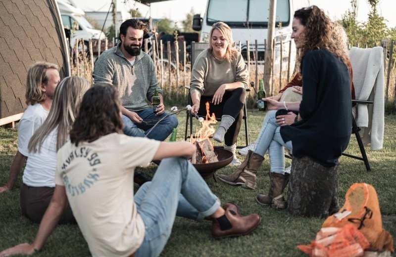 Camping hazenoord gezellig kampvuur met vrienden