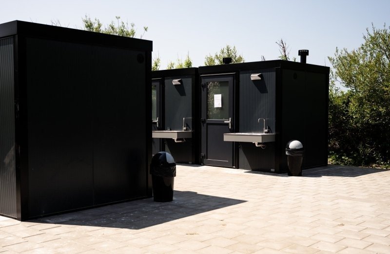 Camping hazenoord sanitair buiten op de camping